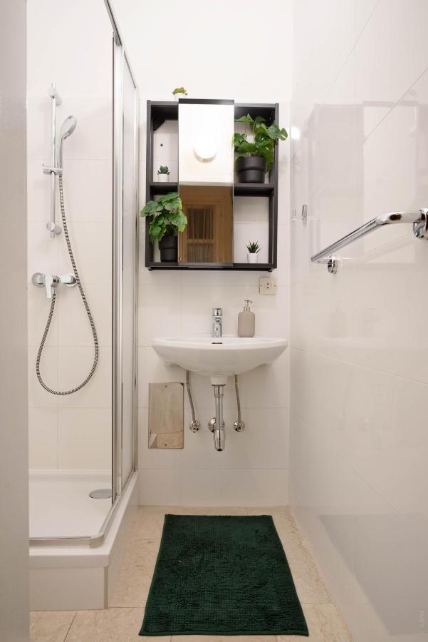 One Bedroom, First district Wenen Buitenkant foto