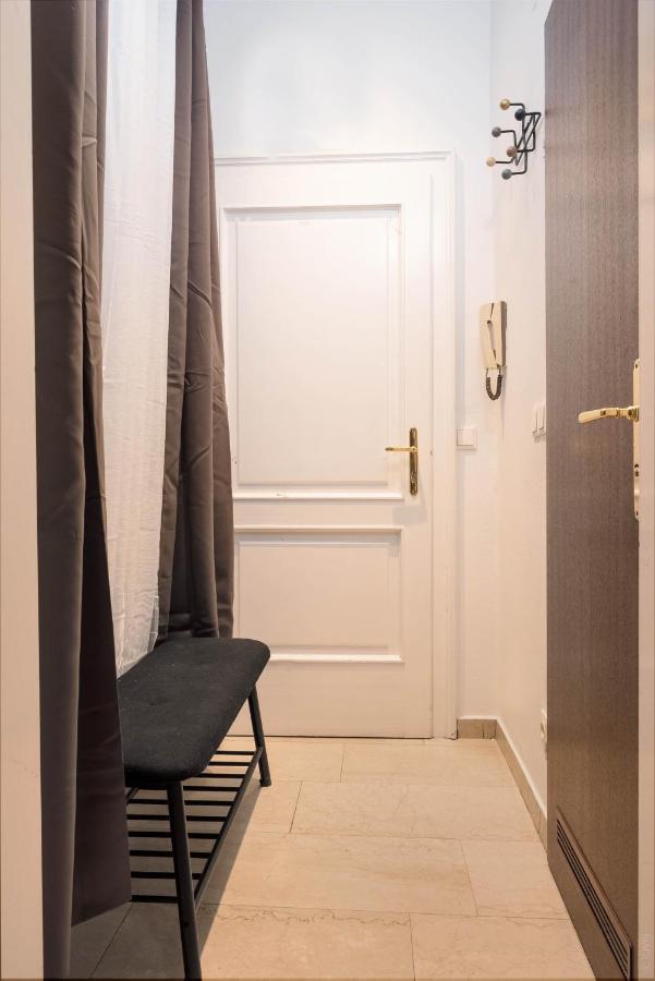 One Bedroom, First district Wenen Buitenkant foto